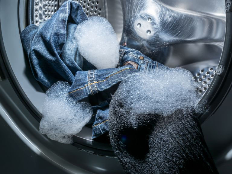 ubrania pokryte pianą w pralce